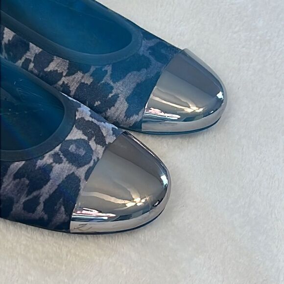 Chico’s Black & Grey Leopard Print Flats with Metallic Toe - Size 9.5 - Picture 5 of 11